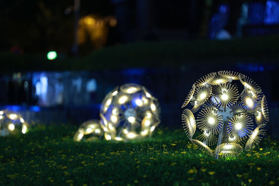 Moderne LED-Lampen in verschiedenen Designs für nachhaltige Lichtquellen in Wohnräumen.